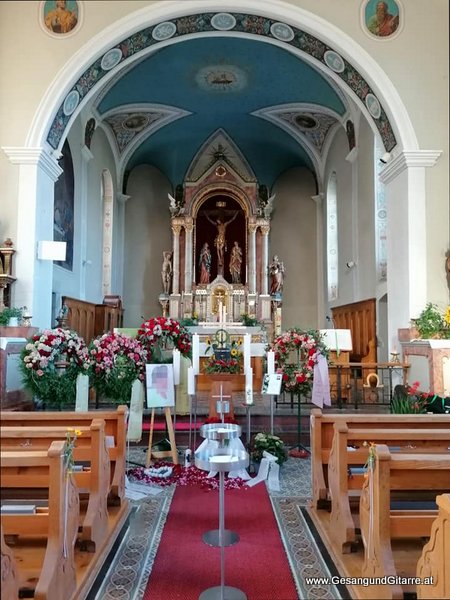 Musik Trauersängerin Sängerin mit Gitarre Vorarlberg Kirche Langen bei Bregenz Totenwache Rosenkranz