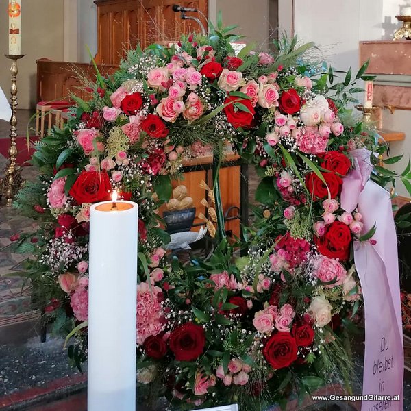 Musik Trauersängerin Sängerin mit Gitarre Vorarlberg Kirche Langen bei Bregenz Totenwache Rosenkranz