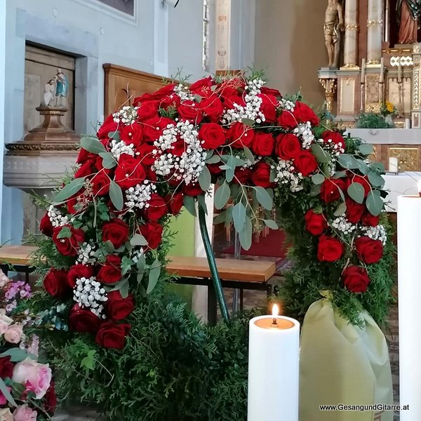 Musik Trauersängerin Sängerin mit Gitarre Vorarlberg Kirche Langen bei Bregenz Totenwache Rosenkranz