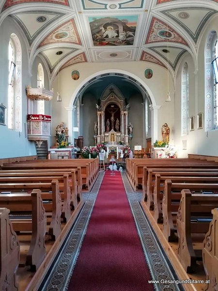 Musik Trauersängerin Sängerin mit Gitarre Vorarlberg Kirche Langen bei Bregenz Totenwache Rosenkranz