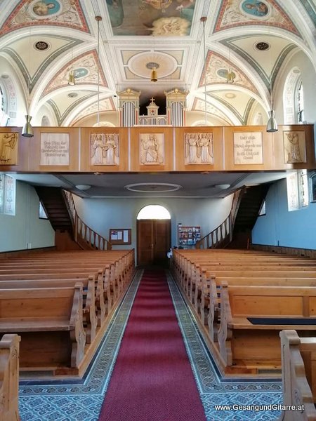 Musik Trauersängerin Sängerin mit Gitarre Vorarlberg Kirche Langen bei Bregenz Totenwache Rosenkranz