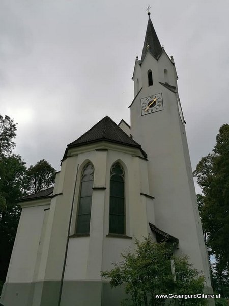 Sängerin Yvonne Brugger Taufe Musik Taufmusik Bodensee Musikerin Gitarre Gesang Taufsängerin Kirche Kapelle Götzis Meschach