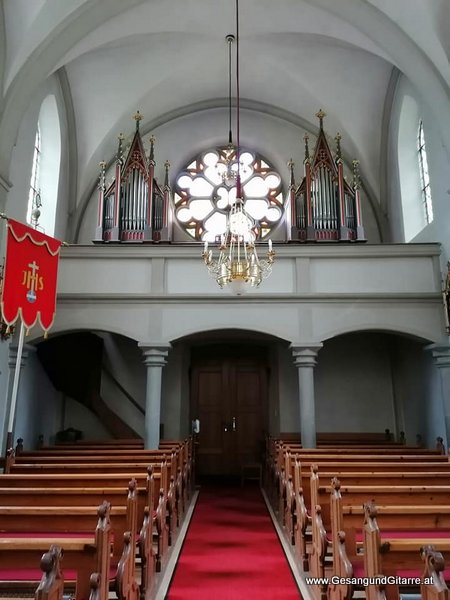 Sängerin Yvonne Brugger Taufe Musik Taufmusik Bodensee Musikerin Gitarre Gesang Taufsängerin Kirche Kapelle Götzis Meschach