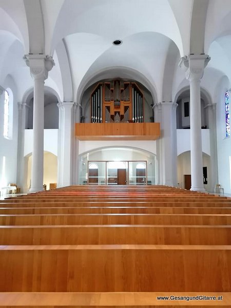 Sängerin Yvonne Brugger Taufe Musik Taufmusik Bodensee Musikerin Gitarre Gesang Taufsängerin St. Ulrlich Kirche Götzis Vorarlberg