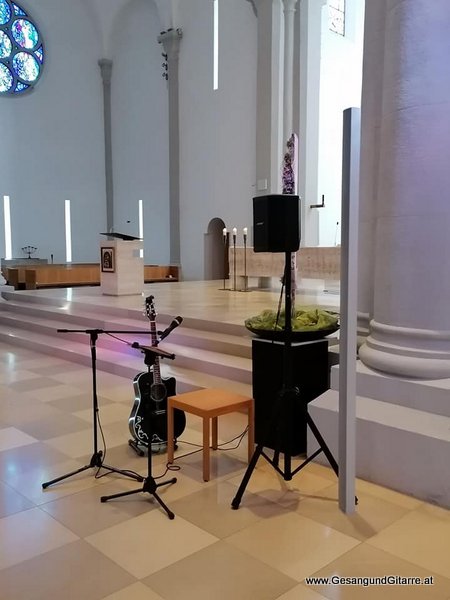 Sängerin Yvonne Brugger Taufe Musik Taufmusik Bodensee Musikerin Gitarre Gesang Taufsängerin St. Ulrlich Kirche Götzis Vorarlberg