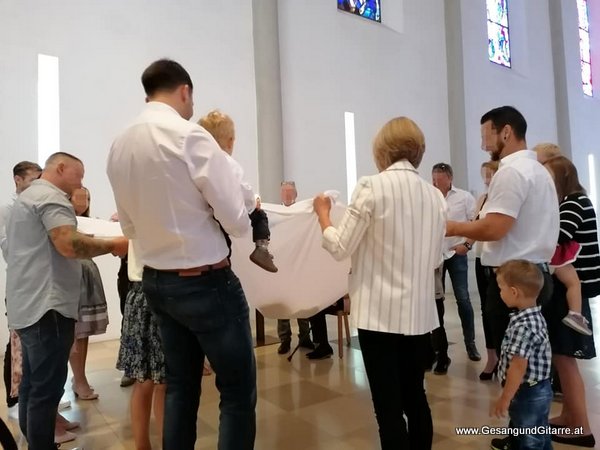 Sängerin Yvonne Brugger Taufe Musik Taufmusik Bodensee Musikerin Gitarre Gesang Taufsängerin St. Ulrlich Kirche Götzis Vorarlberg