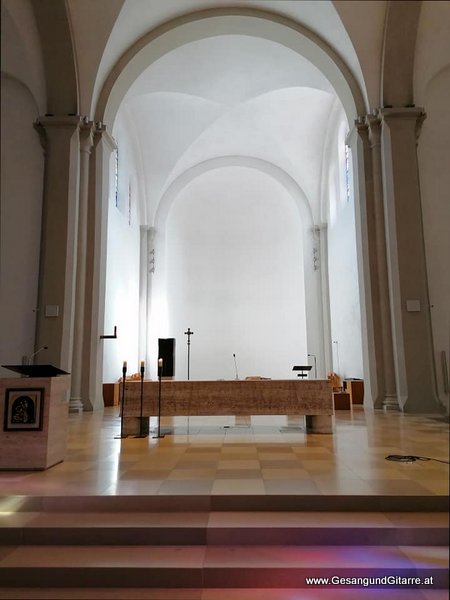Sängerin Yvonne Brugger Taufe Musik Taufmusik Bodensee Musikerin Gitarre Gesang Taufsängerin St. Ulrlich Kirche Götzis Vorarlberg