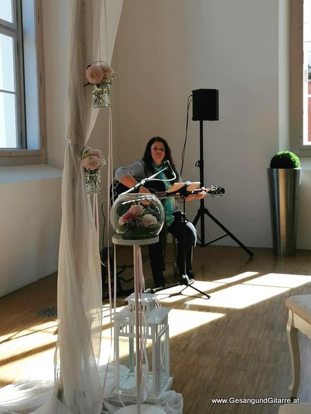 Sängerin Hochzeitssängerin Gitarre Trauung Kirche Trauungsmusik Hochzeitsmusik Freie Trauung Hohenems