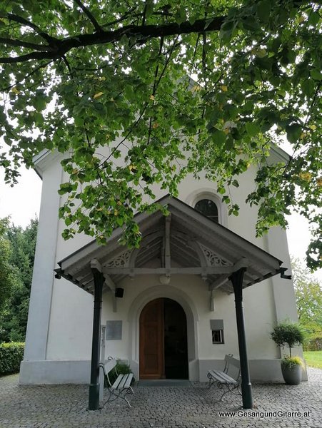 Sängerin Yvonne Brugger Taufe Musik Taufmusik Bodensee Musikerin Gitarre Gesang Kirche Taufsängerin Lustenau St. Antoniuskapelle