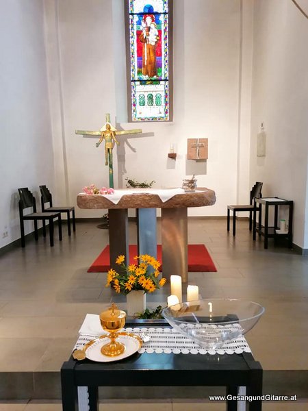 Sängerin Yvonne Brugger Taufe Musik Taufmusik Bodensee Musikerin Gitarre Gesang Kirche Taufsängerin Lustenau St. Antoniuskapelle
