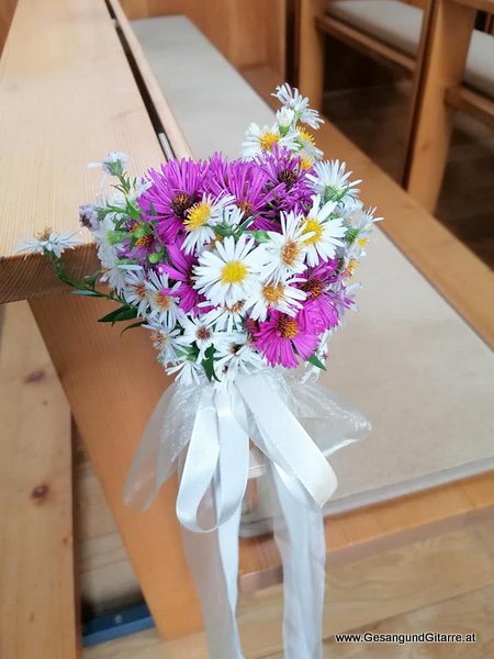 Sängerin Yvonne Brugger Taufe Musik Taufmusik Bodensee Musikerin Gitarre Gesang Kirche Taufsängerin Lustenau St. Antoniuskapelle