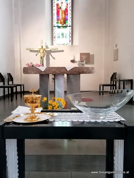Sängerin Yvonne Brugger Taufe Musik Taufmusik Bodensee Musikerin Gitarre Gesang Kirche Taufsängerin Lustenau St. Antoniuskapelle