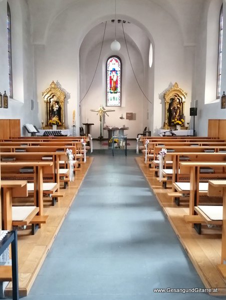 Sängerin Yvonne Brugger Taufe Musik Taufmusik Bodensee Musikerin Gitarre Gesang Kirche Taufsängerin Lustenau St. Antoniuskapelle