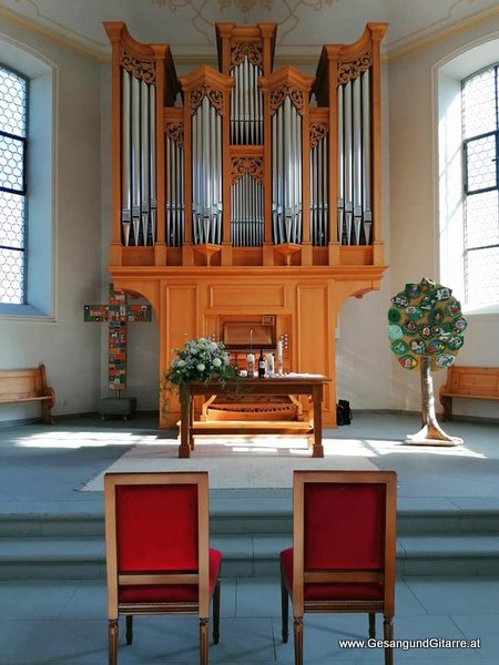 Sängerin Yvonne Brugger Traufe Trauung Taufe Musik Taufmusik Bodensee Musikerin Gitarre Gesang Kirche evangelisch Staad Thal Schweiz Ostschweiz