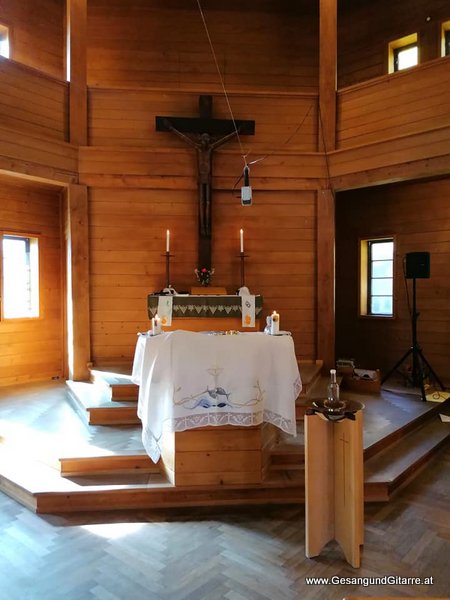 Sängerin Yvonne Brugger Taufe Musik Taufmusik Bodensee Musikerin Gitarre Gesang Kirche Taufsängerin Dornbirn Vorarlberg Altkatholisch Altkatholiken