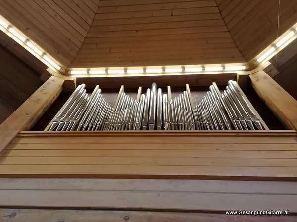 Sängerin Yvonne Brugger Taufe Musik Taufmusik Bodensee Musikerin Gitarre Gesang Kirche Taufsängerin Dornbirn Vorarlberg Altkatholisch Altkatholiken