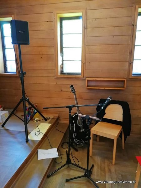 Sängerin Yvonne Brugger Taufe Musik Taufmusik Bodensee Musikerin Gitarre Gesang Kirche Taufsängerin Dornbirn Vorarlberg Altkatholisch Altkatholiken