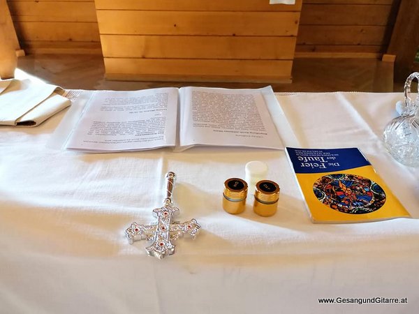 Sängerin Yvonne Brugger Taufe Musik Taufmusik Bodensee Musikerin Gitarre Gesang Kirche Taufsängerin Dornbirn Vorarlberg Altkatholisch Altkatholiken