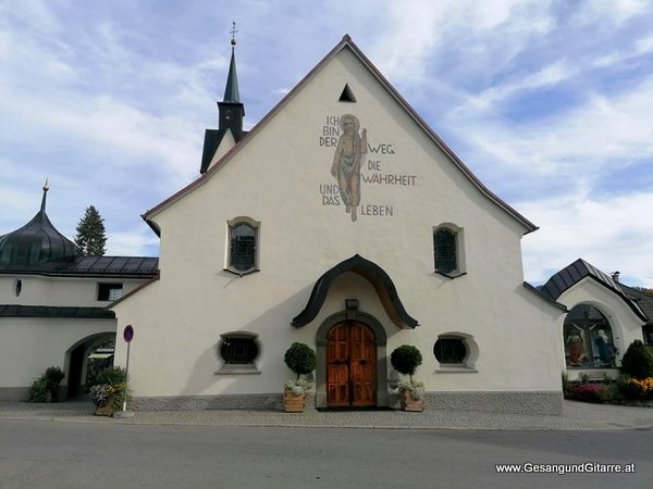 Musik Trauerfeier Kirche Trauersängerin Sängerin mit Gitarre Vorarlberg Kirche Schwarzenberg Bregenzerwald Beerdigung Auferstehungsgottesdienst Begräbnis