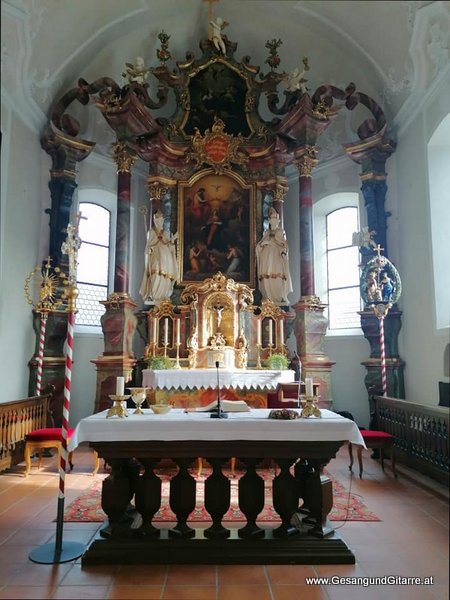 Musik Trauerfeier Kirche Trauersängerin Sängerin mit Gitarre Vorarlberg Kirche Schwarzenberg Bregenzerwald Beerdigung Auferstehungsgottesdienst Begräbnis