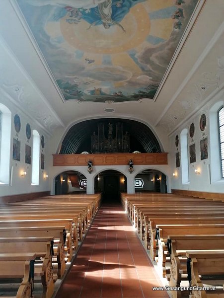 Musik Trauerfeier Kirche Trauersängerin Sängerin mit Gitarre Vorarlberg Kirche Schwarzenberg Bregenzerwald Beerdigung Auferstehungsgottesdienst Begräbnis