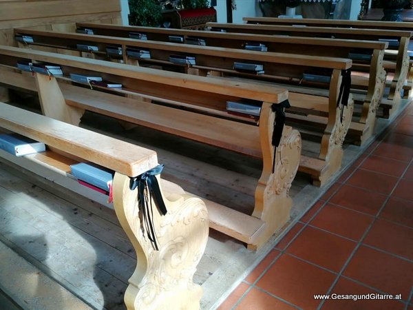 Musik Trauerfeier Kirche Trauersängerin Sängerin mit Gitarre Vorarlberg Kirche Schwarzenberg Bregenzerwald Beerdigung Auferstehungsgottesdienst Begräbnis