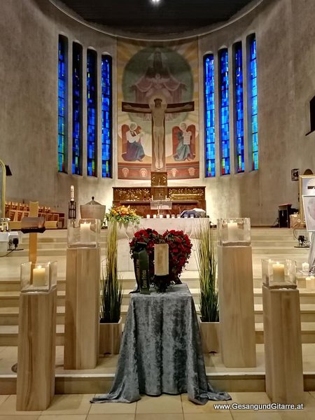 Lustenau Erlöserkirche Musik Trauerfeier Kirche Trauersängerin Sängerin mit Gitarre Vorarlberg Kirche Schwarzenberg Bregenzerwald Beerdigung Auferstehungsgottesdienst Begräbnis