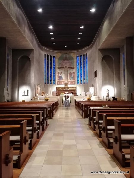 Lustenau Erlöserkirche Musik Trauerfeier Kirche Trauersängerin Sängerin mit Gitarre Vorarlberg Kirche Schwarzenberg Bregenzerwald Beerdigung Auferstehungsgottesdienst Begräbnis