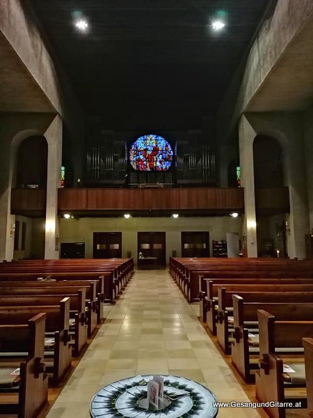 Lustenau Erlöserkirche Musik Trauerfeier Kirche Trauersängerin Sängerin mit Gitarre Vorarlberg Kirche Schwarzenberg Bregenzerwald Beerdigung Auferstehungsgottesdienst Begräbnis