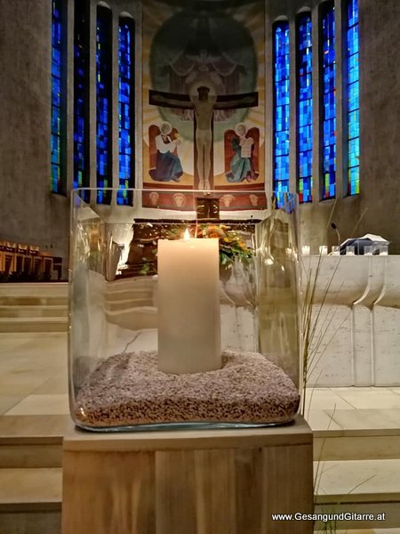 Lustenau Erlöserkirche Musik Trauerfeier Kirche Trauersängerin Sängerin mit Gitarre Vorarlberg Kirche Schwarzenberg Bregenzerwald Beerdigung Auferstehungsgottesdienst Begräbnis