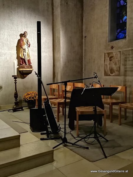 Lustenau Erlöserkirche Musik Trauerfeier Kirche Trauersängerin Sängerin mit Gitarre Vorarlberg Kirche Schwarzenberg Bregenzerwald Beerdigung Auferstehungsgottesdienst Begräbnis