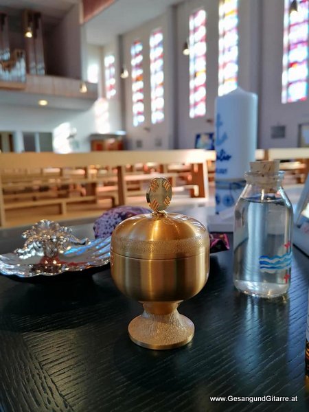 Sängerin mit Gitarre Taufe Musik Taufmusik Bodensee Musikerin Gitarre Gesang Kirche Taufsängerin Bregenz St. Gebhard Vorarlberg