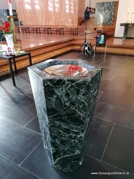 Sängerin mit Gitarre Taufe Musik Taufmusik Bodensee Musikerin Gitarre Gesang Kirche Taufsängerin Bregenz St. Gebhard Vorarlberg