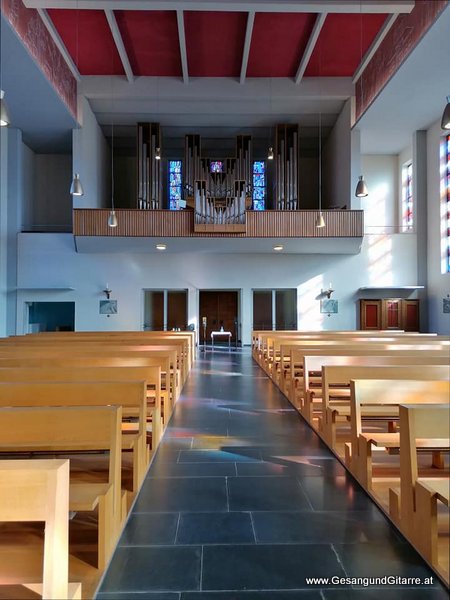 Sängerin mit Gitarre Taufe Musik Taufmusik Bodensee Musikerin Gitarre Gesang Kirche Taufsängerin Bregenz St. Gebhard Vorarlberg