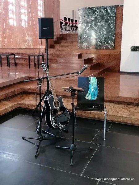 Sängerin mit Gitarre Taufe Musik Taufmusik Bodensee Musikerin Gitarre Gesang Kirche Taufsängerin Bregenz St. Gebhard Vorarlberg