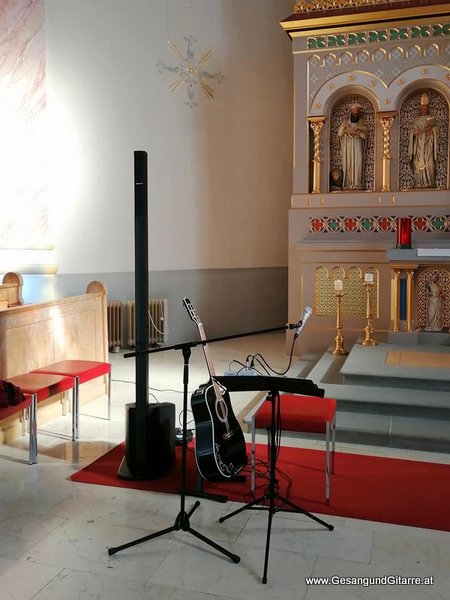 Sängerin Gitarre Musikerin Trauerfeier Verabschiedung Beerdigung Begräbnis Alberschwende KircheSängerin Gitarre Musikerin Trauerfeier Verabschiedung Beerdigung Begräbnis Alberschwende Kirche
