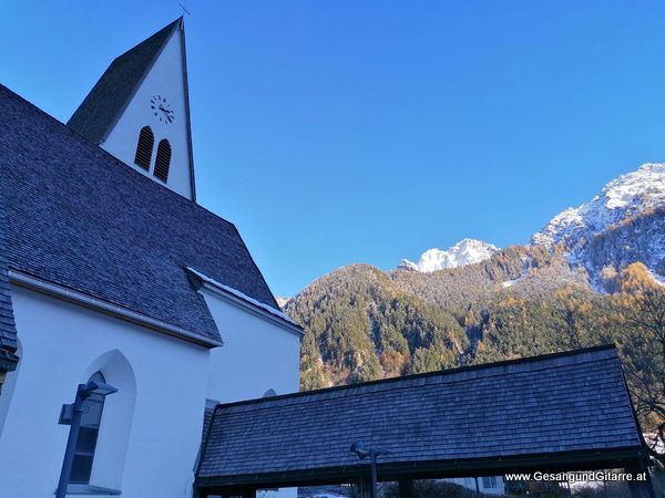 Sängerin mit Gitarre Taufe Musik Taufmusik Bodensee Musikerin Gitarre Gesang Kirche Taufsängerin Brand Brandnertal Vorarlberg