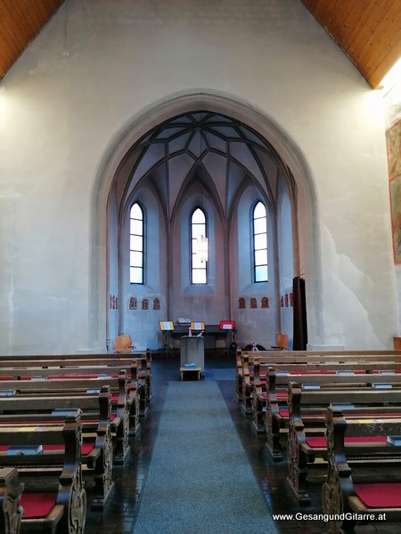 Sängerin mit Gitarre Taufe Musik Taufmusik Bodensee Musikerin Gitarre Gesang Kirche Taufsängerin Brand Brandnertal Vorarlberg