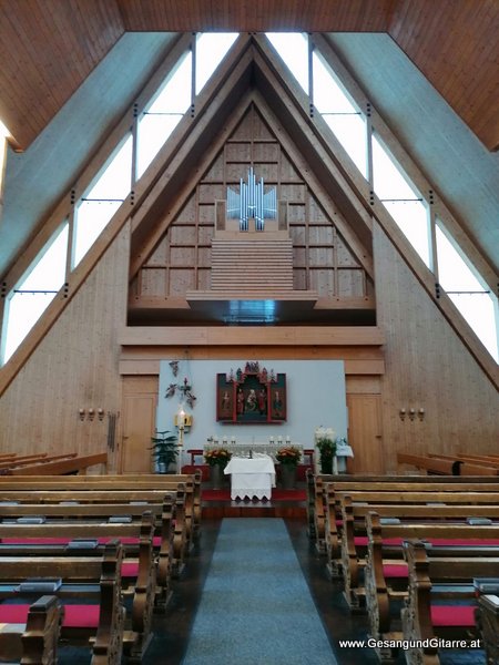Sängerin mit Gitarre Taufe Musik Taufmusik Bodensee Musikerin Gitarre Gesang Kirche Taufsängerin Brand Brandnertal Vorarlberg