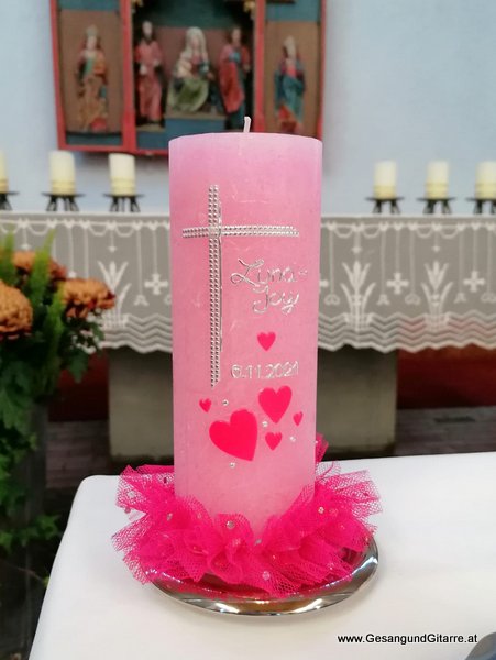 Sängerin mit Gitarre Taufe Musik Taufmusik Bodensee Musikerin Gitarre Gesang Kirche Taufsängerin Brand Brandnertal Vorarlberg