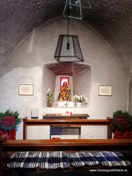 Sängerin mit Gitarre Taufe Musik Taufmusik Bodensee Musikerin Gitarre Gesang Kirche Taufsängerin Brand Brandnertal Vorarlberg