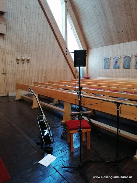 Sängerin mit Gitarre Taufe Musik Taufmusik Bodensee Musikerin Gitarre Gesang Kirche Taufsängerin Brand Brandnertal Vorarlberg