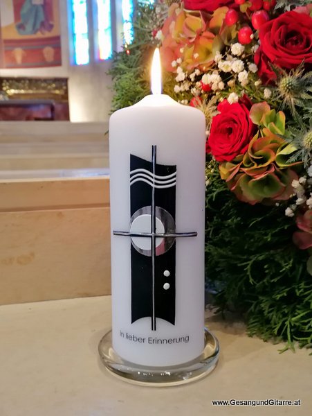 Trauersängerin Sängerin Gitarre Musikerin Trauerfeier Verabschiedung Beerdigung Begräbnis Erlöserkirche Kirche Lustenau