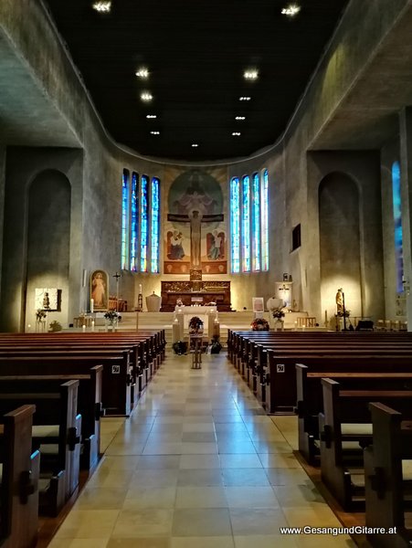Trauersängerin Sängerin Gitarre Musikerin Trauerfeier Verabschiedung Beerdigung Begräbnis Erlöserkirche Kirche Lustenau