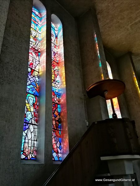 Trauersängerin Sängerin Gitarre Musikerin Trauerfeier Verabschiedung Beerdigung Begräbnis Erlöserkirche Kirche Lustenau