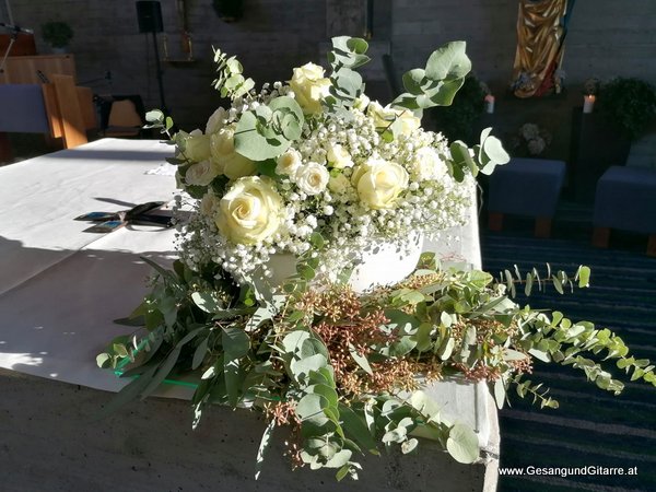 Hochzeitssängerin Sängerin Yvonne Brugger Traufe Trauung Taufe Musik Taufmusik Bodensee Musikerin Gitarre Gesang Kirche Maria Schnee Kehlegg Dornbirn