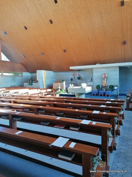 Hochzeitssängerin Sängerin Yvonne Brugger Traufe Trauung Taufe Musik Taufmusik Bodensee Musikerin Gitarre Gesang Kirche Maria Schnee Kehlegg Dornbirn