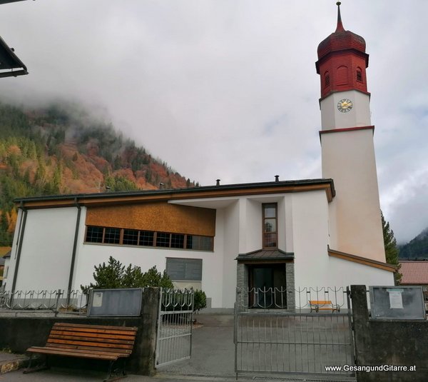 Sängerin mit Gitarre Taufe Musik Taufmusik Bodensee Musikerin Gitarre Gesang Kirche Taufsängerin Klösterle Klostertal Vorarlberg