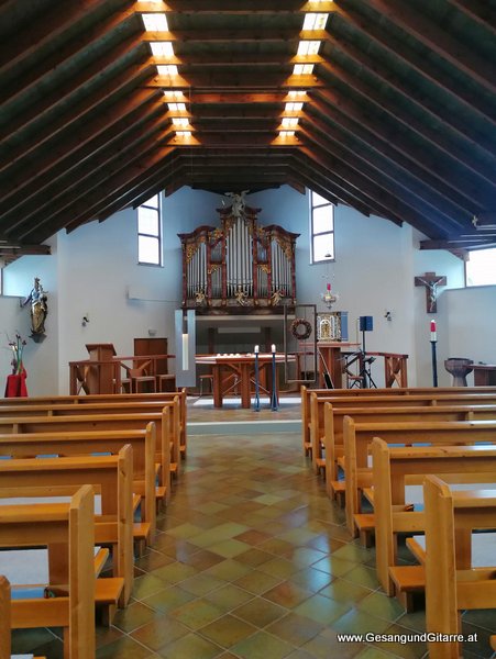 Sängerin mit Gitarre Taufe Musik Taufmusik Bodensee Musikerin Gitarre Gesang Kirche Taufsängerin Klösterle Klostertal Vorarlberg