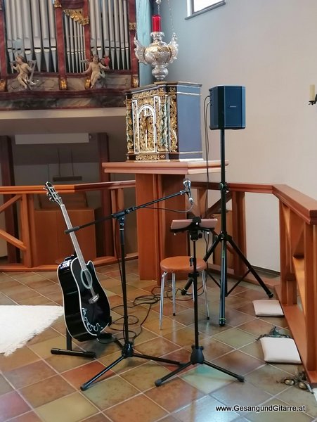 Sängerin mit Gitarre Taufe Musik Taufmusik Bodensee Musikerin Gitarre Gesang Kirche Taufsängerin Klösterle Klostertal Vorarlberg